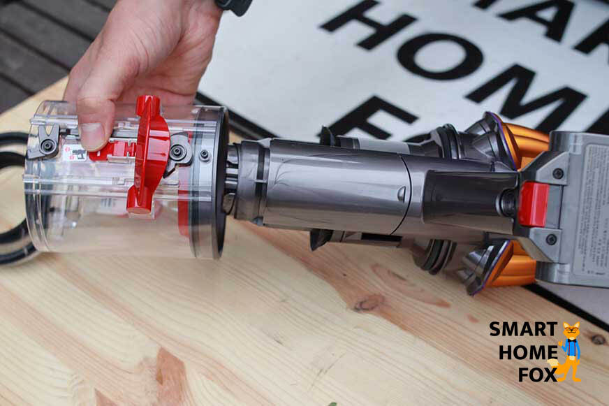 Cleaning Dyson V12 Slim dirt bin